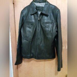 Gallery Women's 100% Leather BlackJacket Fitted Detalied Two Pocket Size Medium